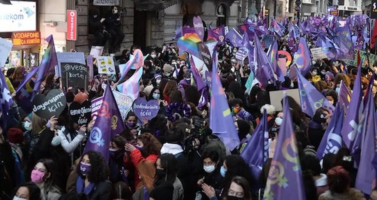 Kadınlar ‘Feminist Gece Yürüyüşü’ için Taksim’de