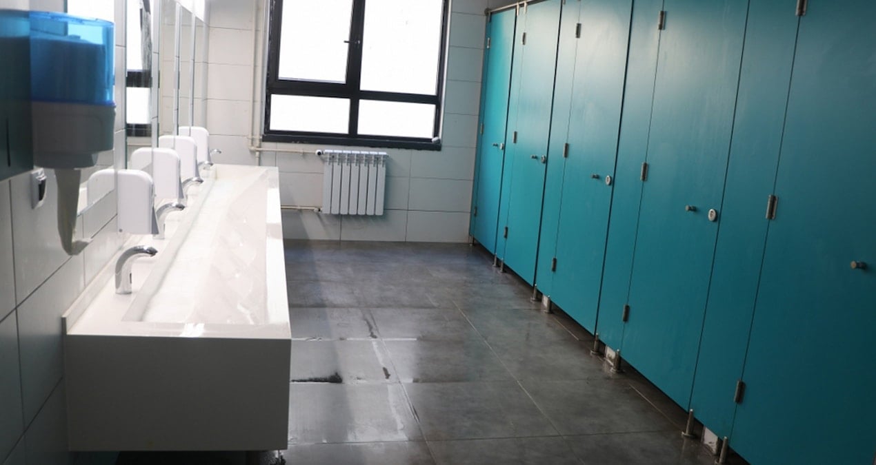 Okulun kızlar tuvaletinden çıkanlar şehri ayağa kaldırdı