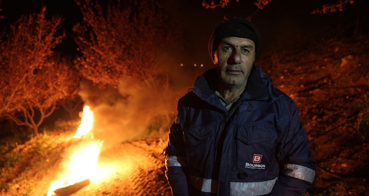 Servet değerindeki mahsulü korumak için tarlada gece gündüz nöbet tuttular