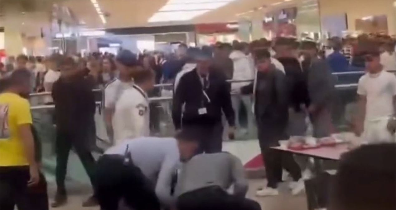 Alışveriş merkezinde bıçaklı kava: Yaralılar var