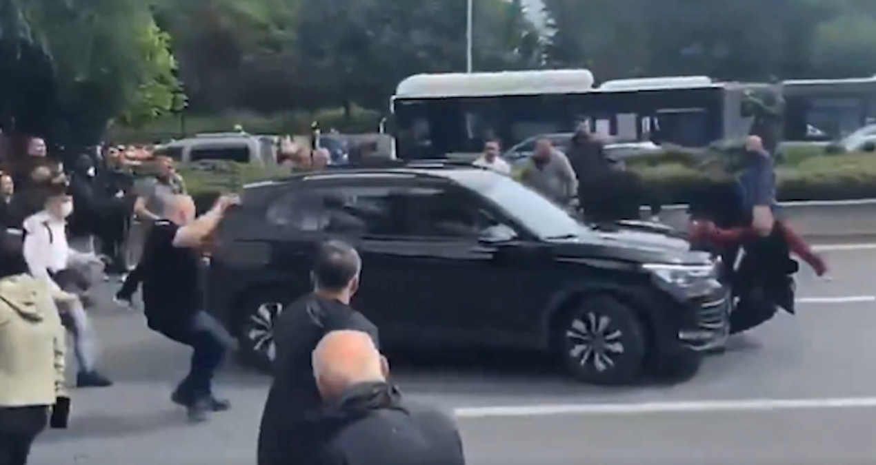 Aracını CHP’lilerin üzerine sürdü, bir kadını ezerek kaçtı