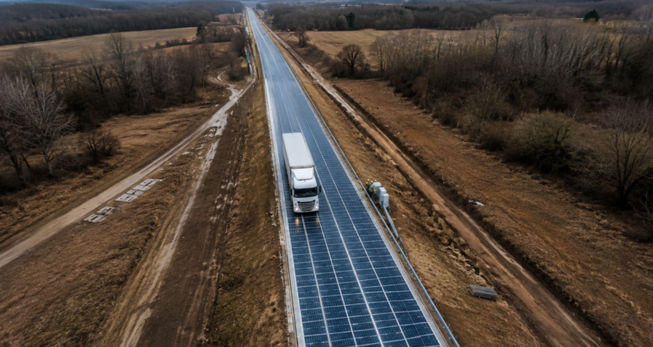 Asfalta 1 kilometre boyunca güneş paneli döşediler