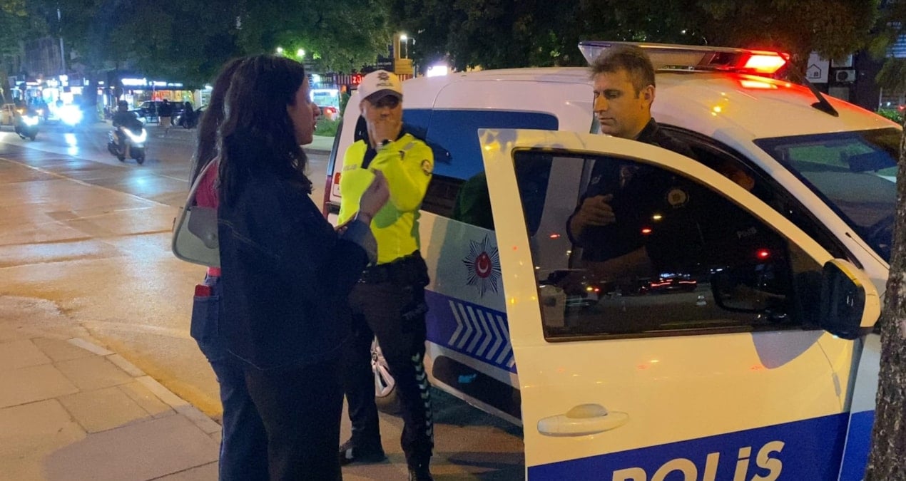 ATM’de unutulan 10 bin TL’yi polise teslim etti
