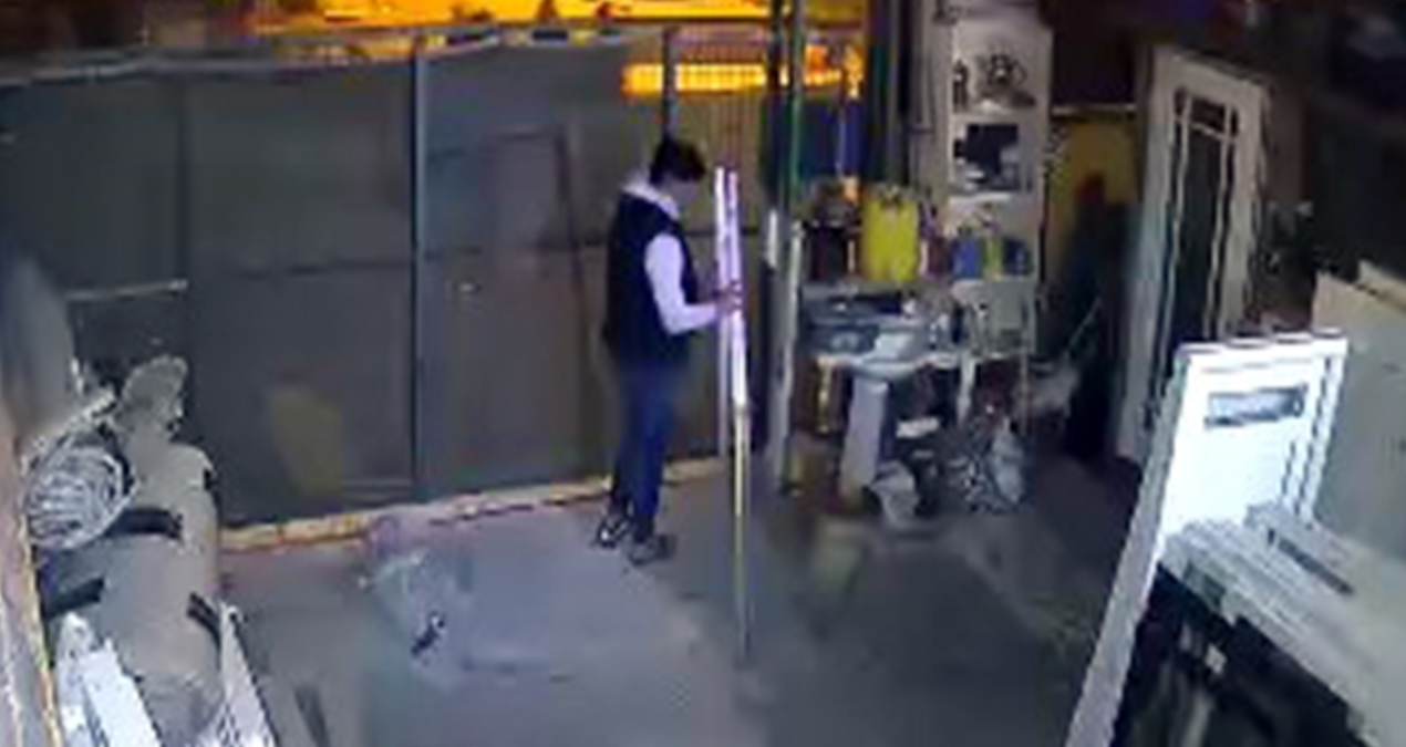 Avcılar’da iş yerinden hırsızlık kamerada