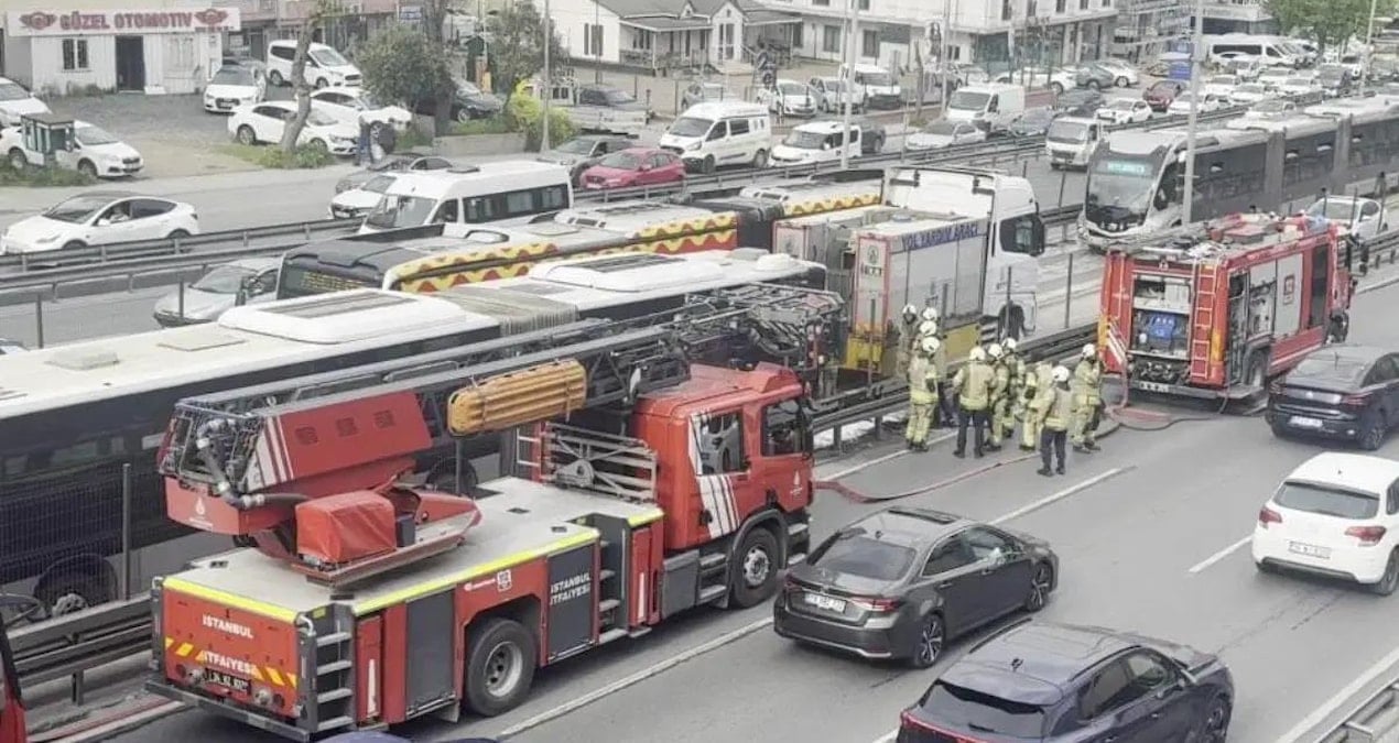 Avcılar’da metrobüste yangın! Seferler aksıyor