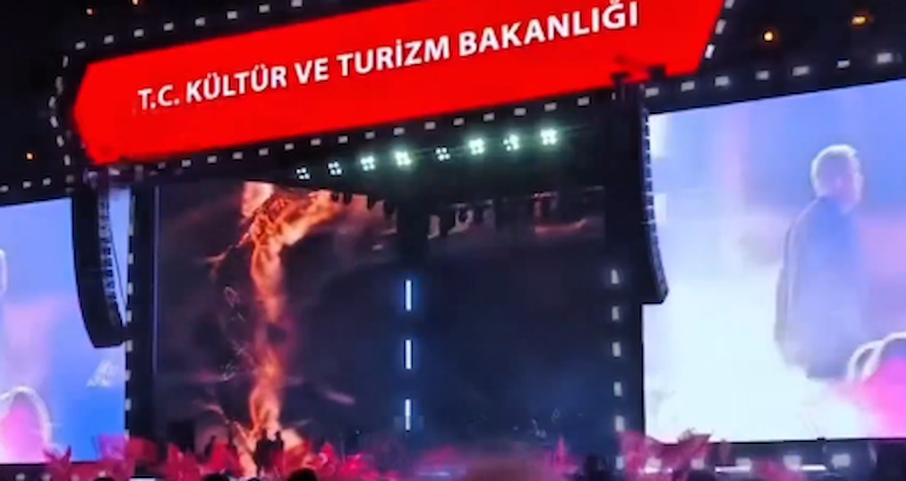 Bakanlığın düzenlediği festivalde gençler İmamoğlu sloganları attı