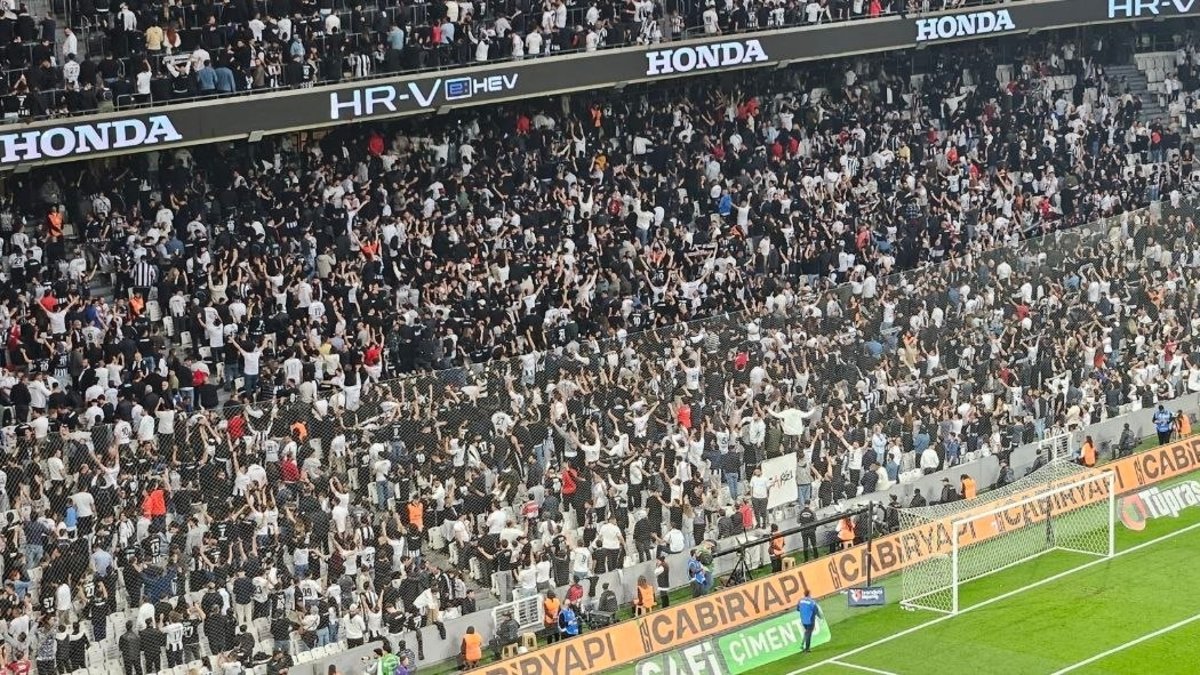 Beşiktaş taraftarından derbide protesto! 5 dakikada boyunca…