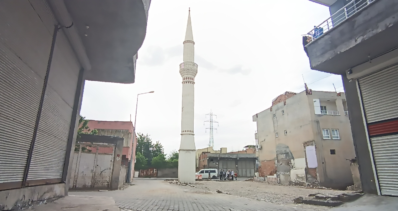 Cami gitti, minaresi kaldı