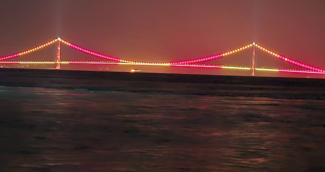 Çanakkale Köprüsü sarı-kırmızı renklere büründü