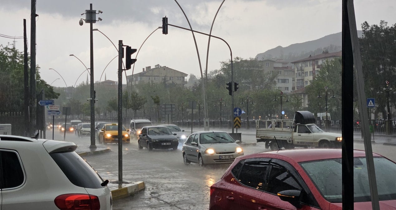 Çankırı’da sağanak etkili oldu; ev ve iş yerlerini su bastı