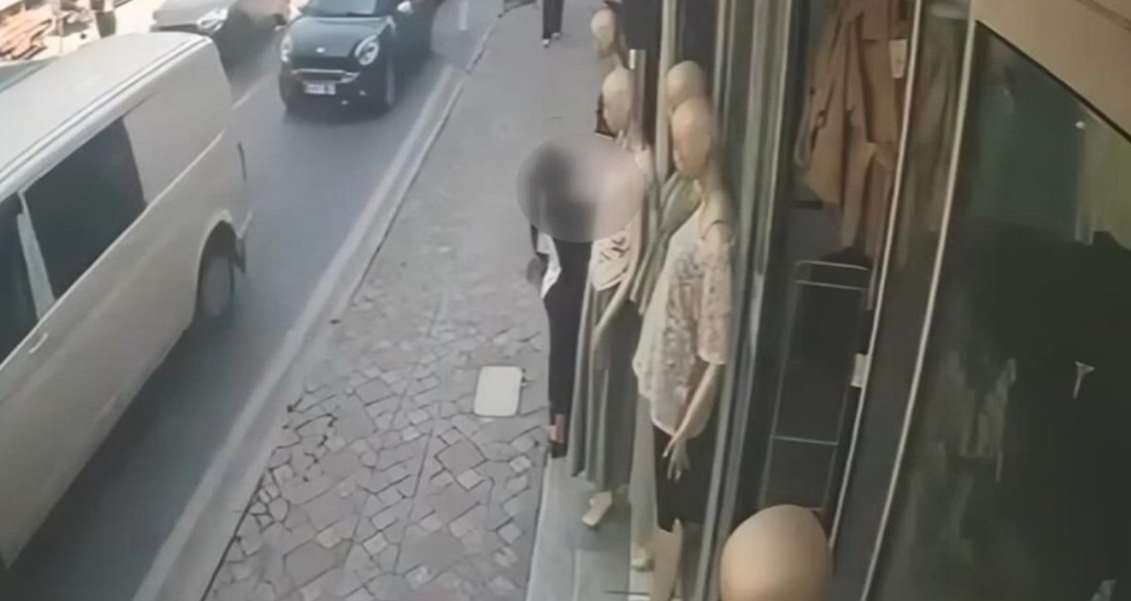 Cansız mankenin üzerindeki kıyafeti giyip gitti!