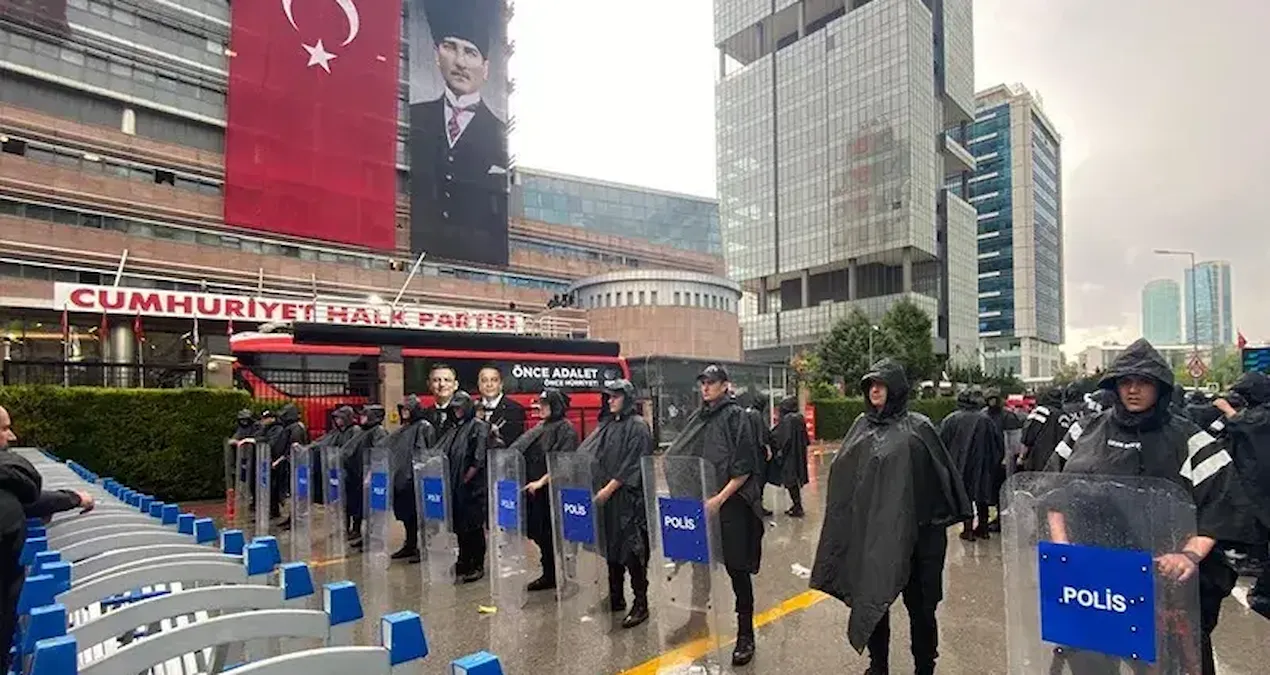 CHP Genel Merkezi’nin önündeki 9 Eylül Caddesi polis tarafından kapatıldı