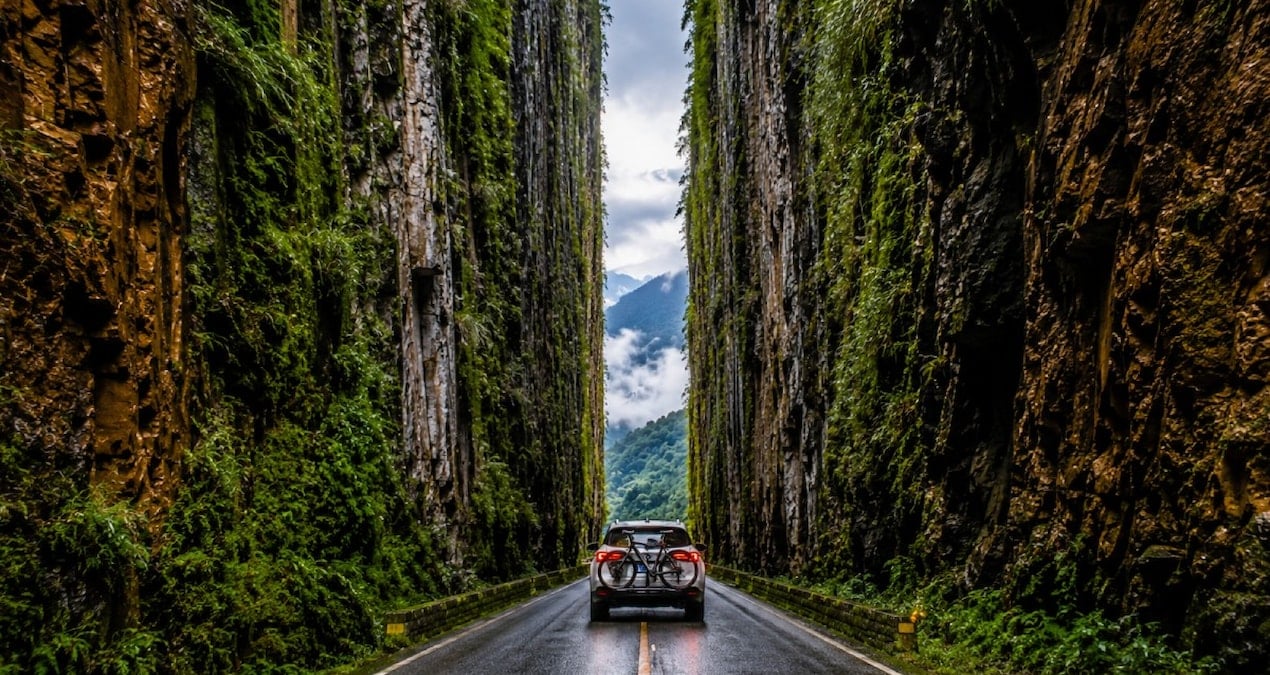 Devasa kayaları yıllarca elle oyup içinden yol geçirdiler