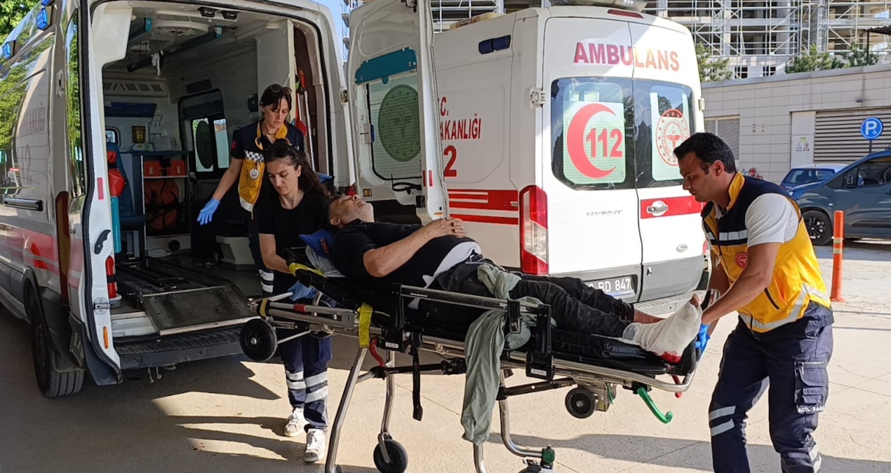 Devrilen makinenin altında kalan işçi yaralandı