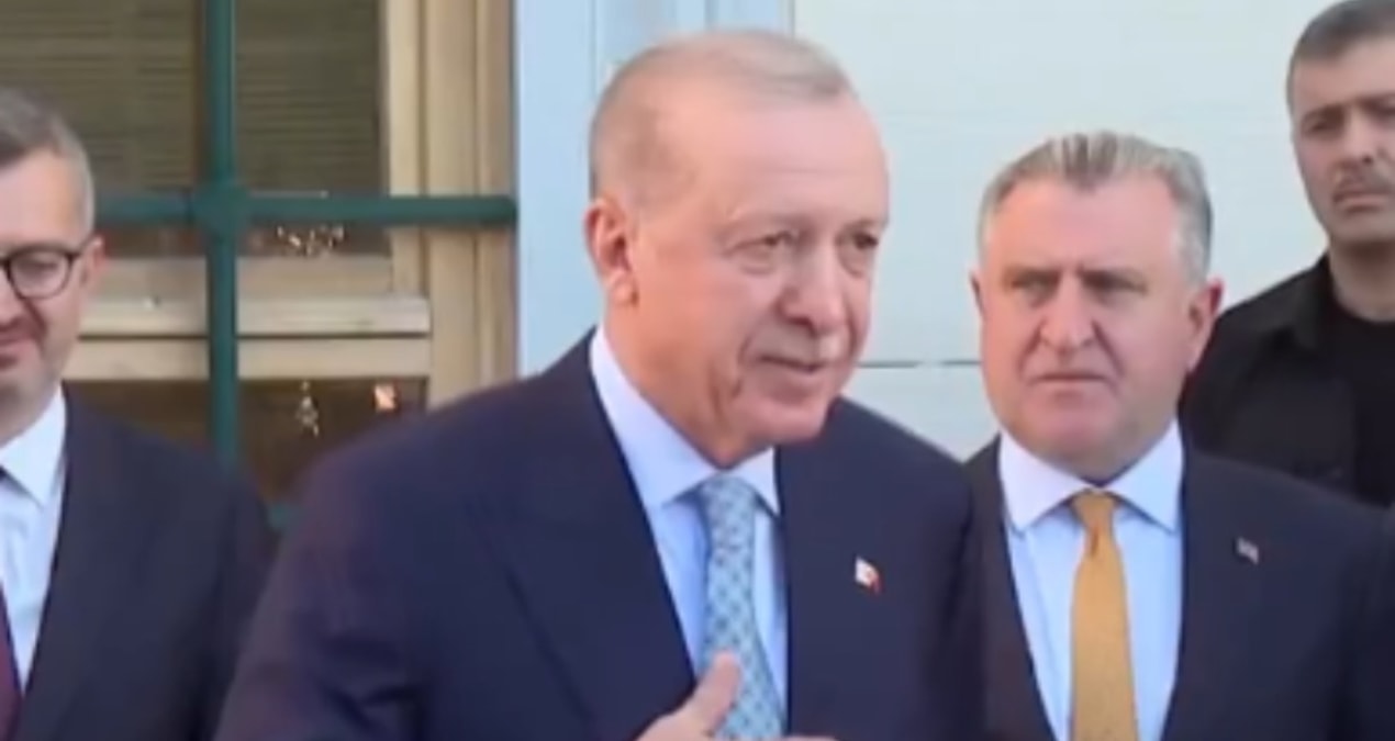 Erdoğan ile gazeteciler arasında simit diyaloğu