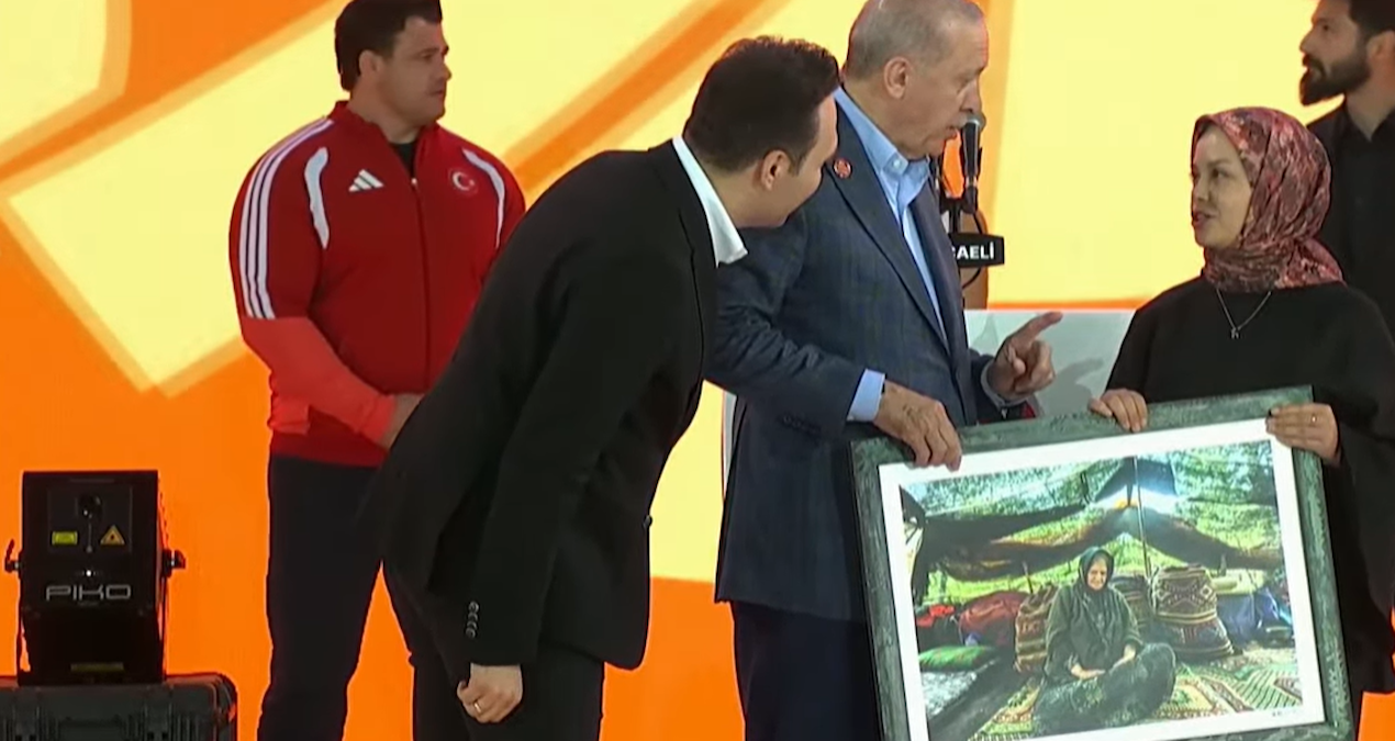 Erdoğan’a hediye veren isim bakın kim çıktı! ‘AKP’liysen söyle’ diyen kişiye ‘Tövbe de la’ demişti