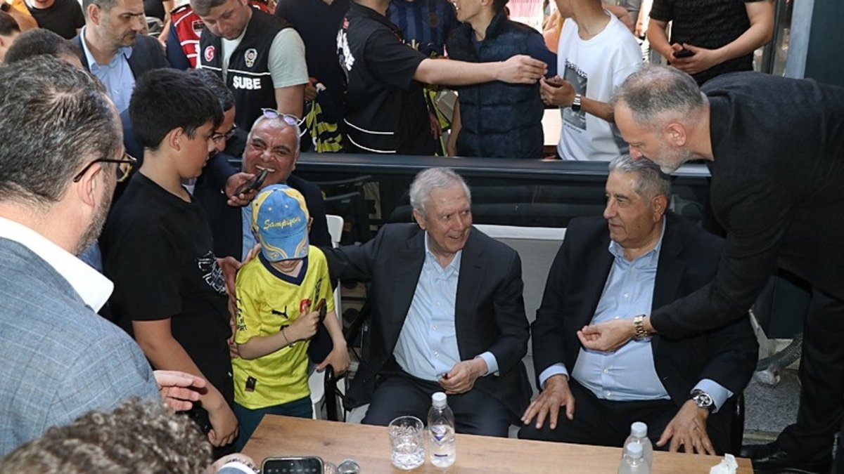 Fenerbahçe Kulübü Başkan Adayı Aziz Yıldırım taraftarlarla fotoğraf çektirdi