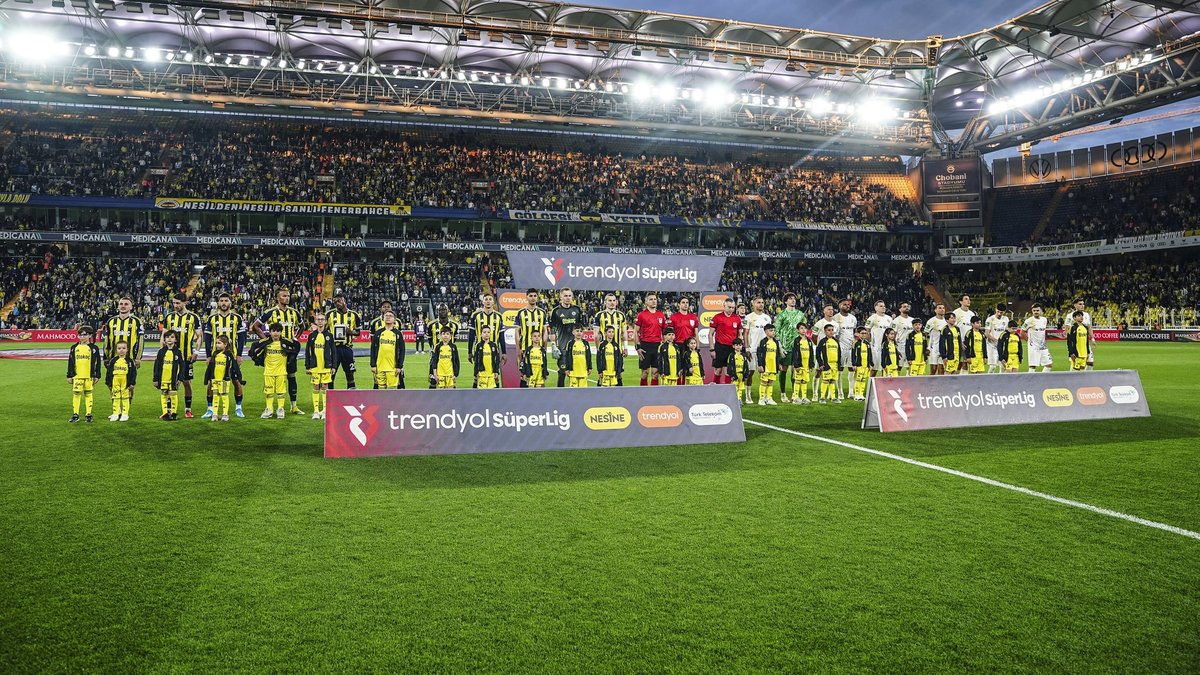 Fenerbahçeli oyunculara Kadıköy’de ıslıklı protesto!