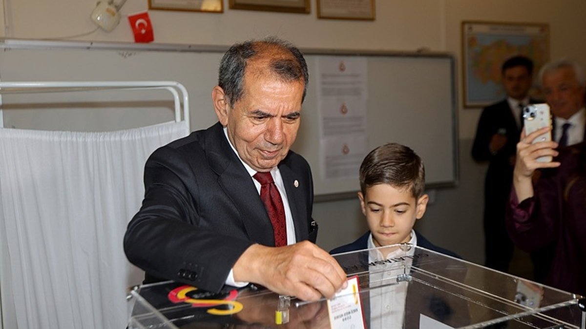 Galatasaray’da Dursun Özbek yeniden başkanlığa seçildi!