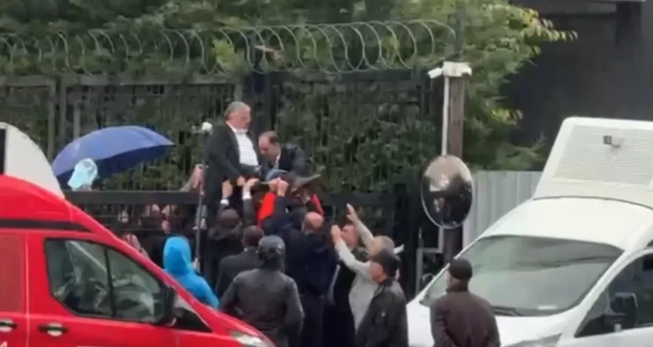 Genel merkezde otopark kapısına tırmanan CHP’li il başkan yaralandı