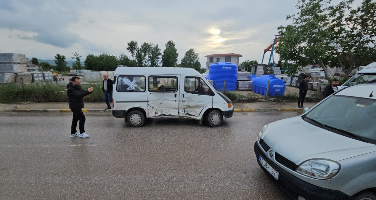 İki minibüsün karıştığı kazada 11 yaralı