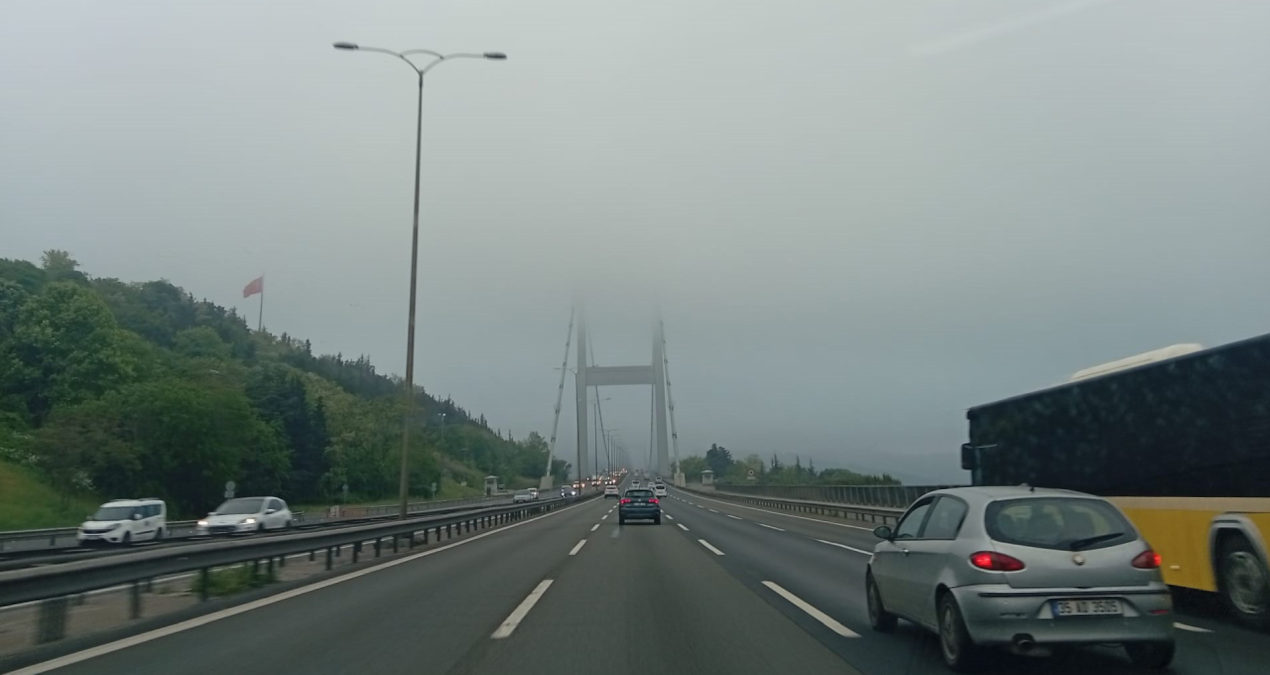 İstanbul Boğazı’nı sis yuttu
