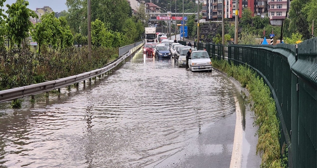 İstanbul kara yolu su ile doldu, araç kuyrukları oluştu
