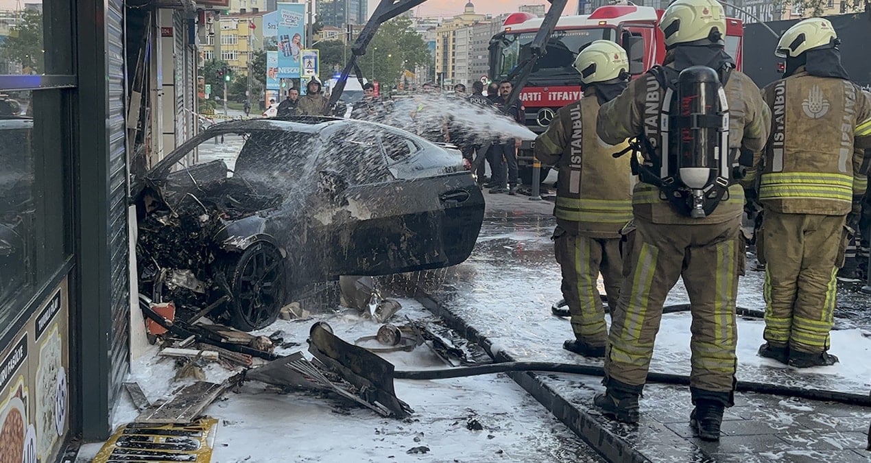 İstanbul’un göbeğinde iş yerine dalan araç yangın çıkardı