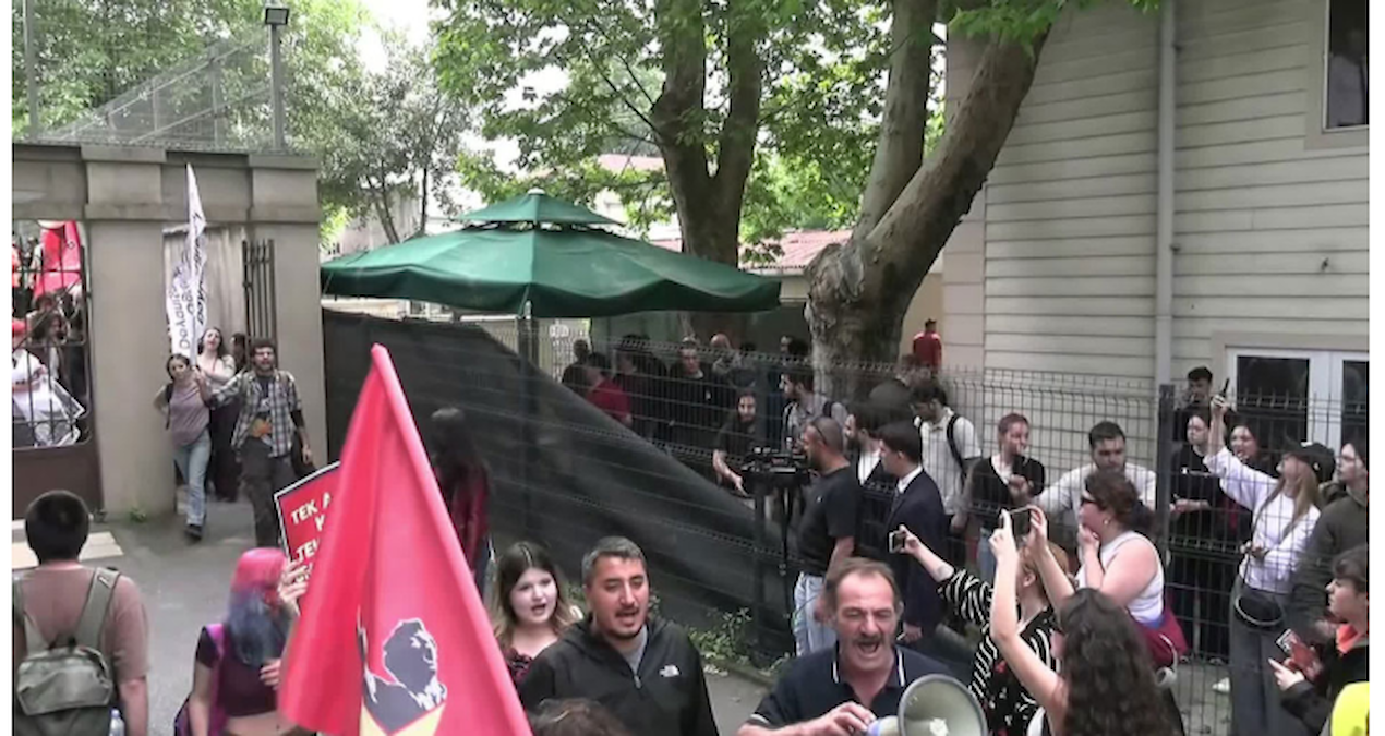 Kapısına kilit vurulan okulun öğrencileri ayağa kalktı