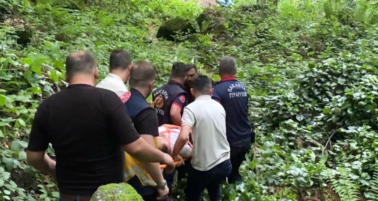 Kayalıklarda mahsur kalan kişiyi, itfaiye kurtardı