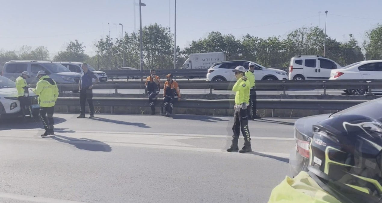 Küçükçekmece D-100’de feci kaza: Otomobil bariyerlere çarparak takla attı
