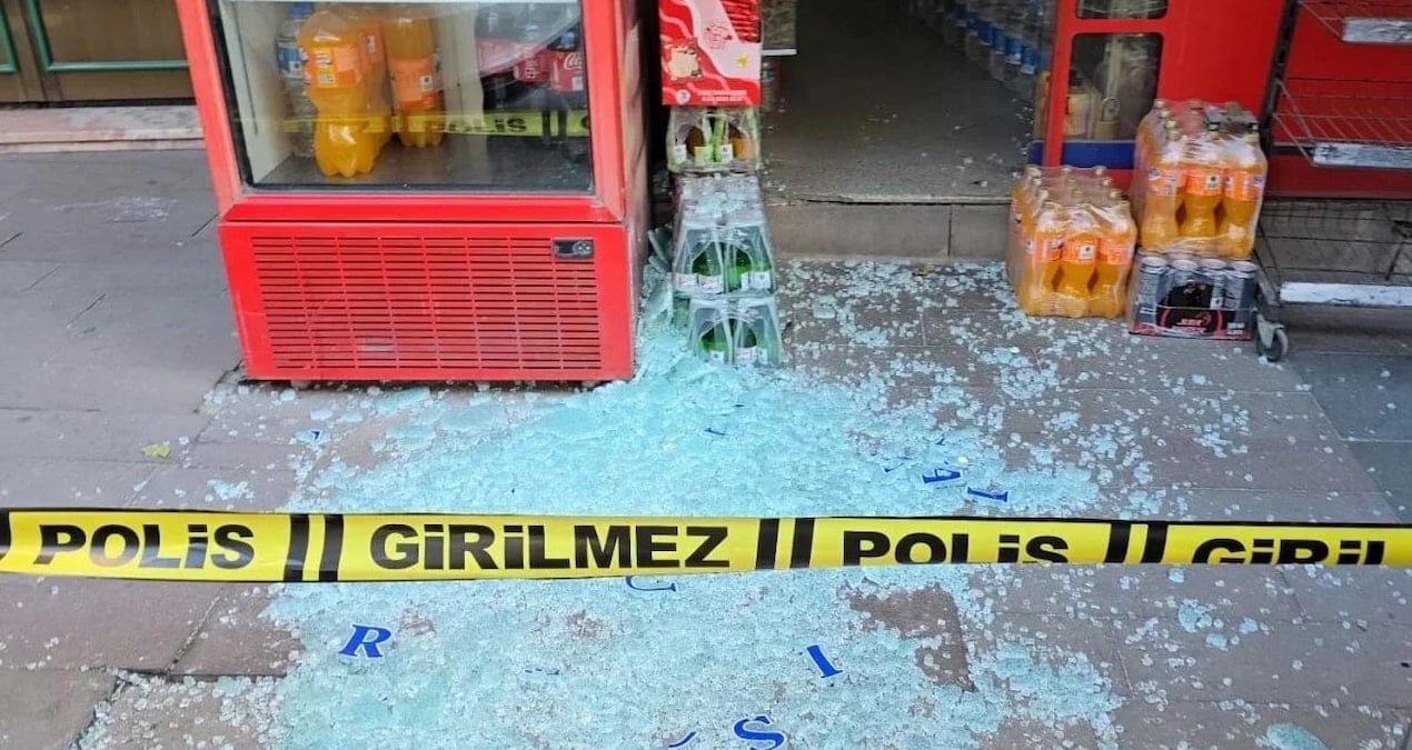 Küçükçekmece’de maskeli kişinin silahlı saldırısında 3 kişi yaralandı