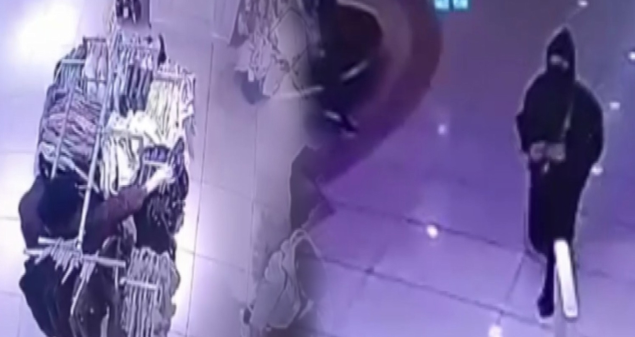 Müşteri gibi girdiği mağazada kadının çantasını çaldı