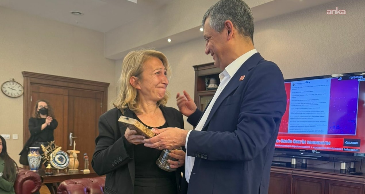 Özgür Özel, genel başkanlık mührünü Derici’ye teslim etti