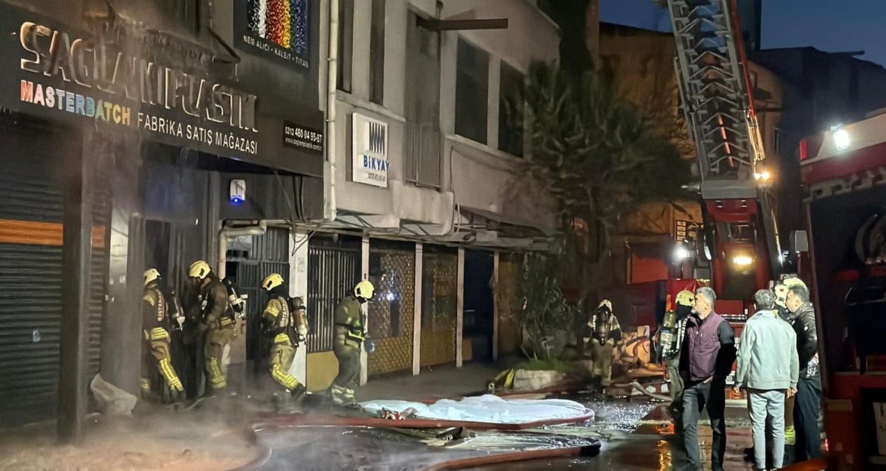 Plastik malzeme satan iş yeri alevlere teslim oldu