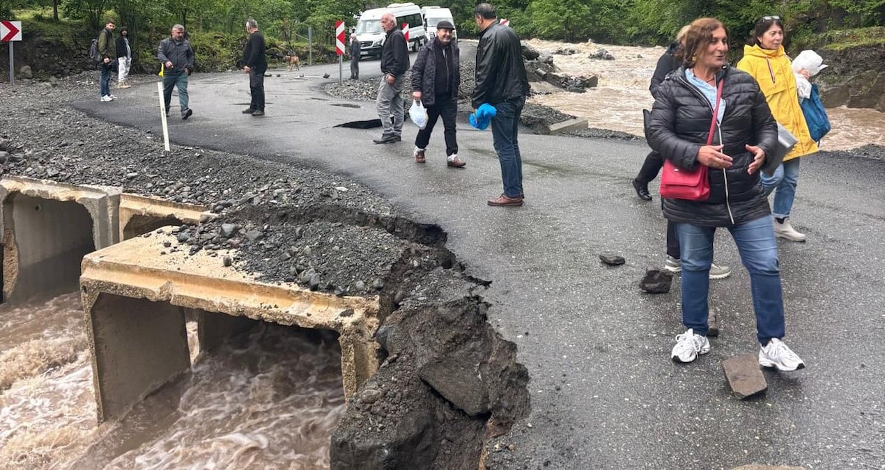 Sağanak hayatı felç etti! Dere taştı, köprü hasar gördü