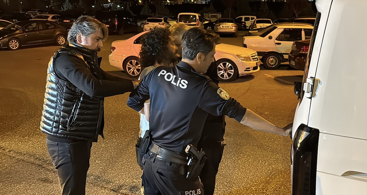 Sağlık ekipleri, çağrıldıkları evde kavga eden kardeşler tarafından balkona kilitlendi