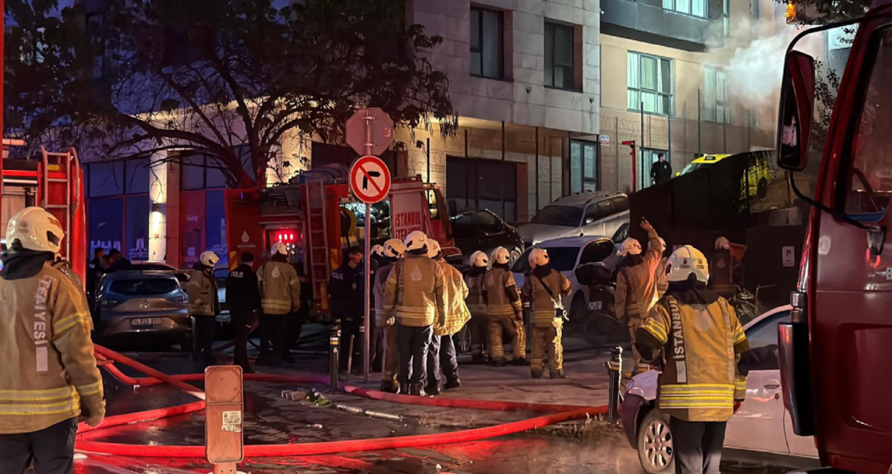 Şişli’de panik anları: Motosiklette başlayan yangın binaya da sıçradı