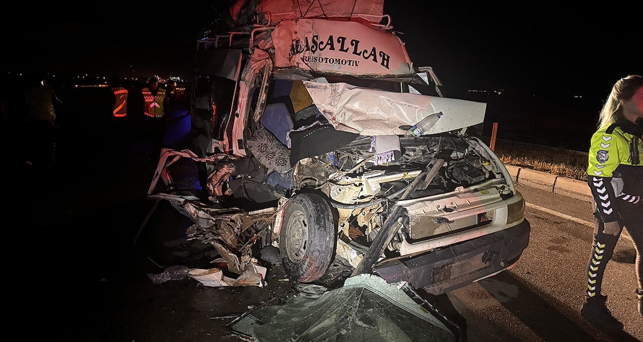 Tarım işçilerini taşıyan minibüs kaza yaptı: 12 yaralı