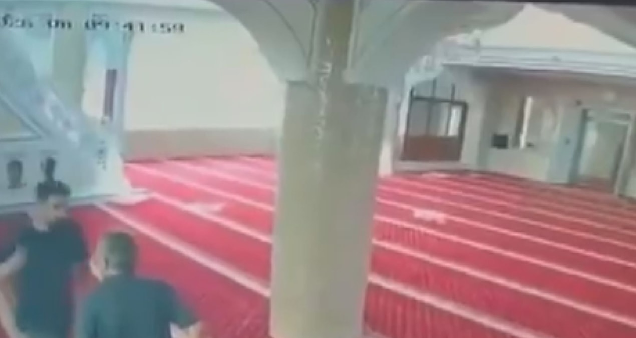 Temizlik yapan imama saldırı kamerada; burnu kırıldı