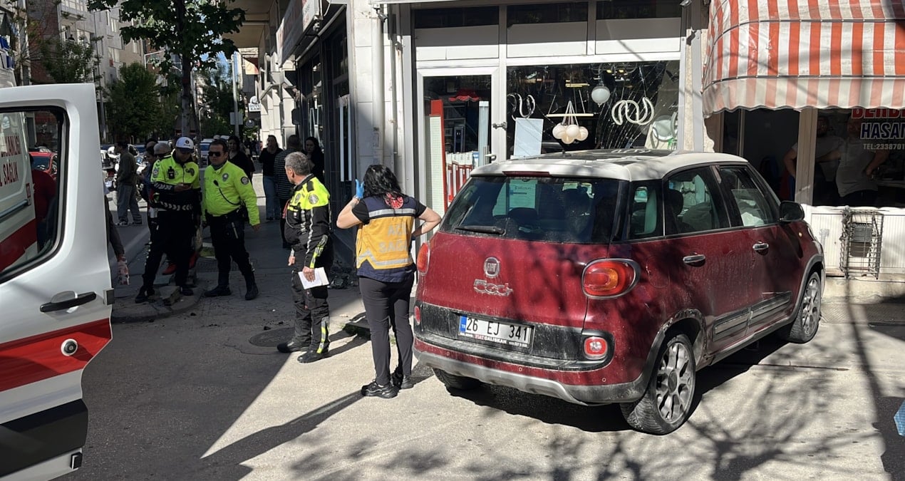 Ters yönden geldi, kaldırımda bekleyen genç kadını ezdi!