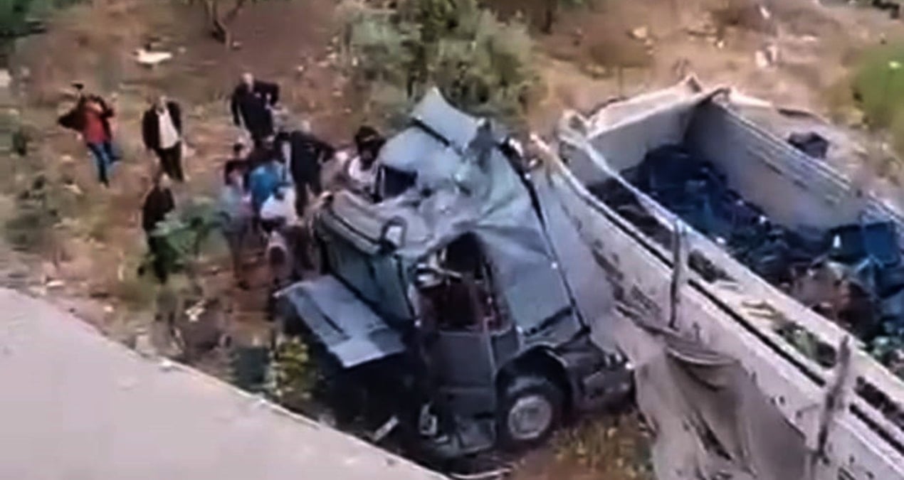 TIR araca çarptı, viyadükten uçtu: 2 ölü, 2 yaralı