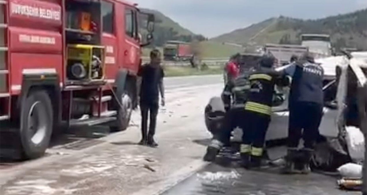 TIR dehşeti! Otomobilde sıkışan çift feci şekilde can verdi