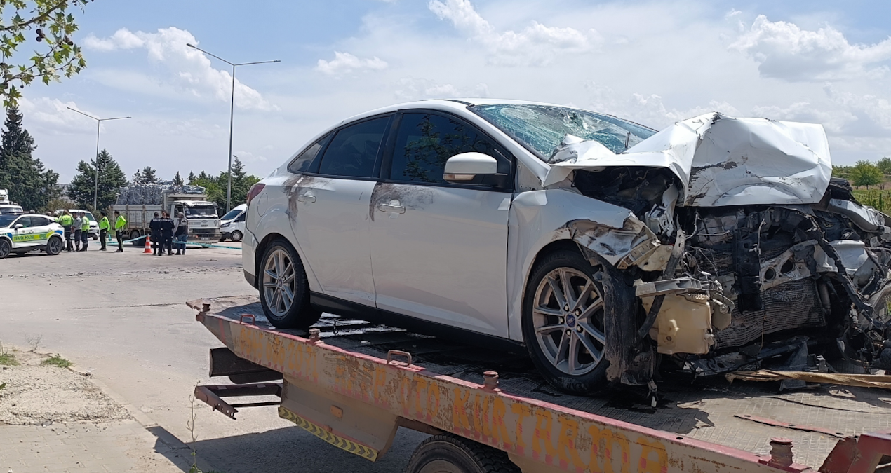 TIR ile otomobil çarpıştı, 1 ölü 4 yaralı
