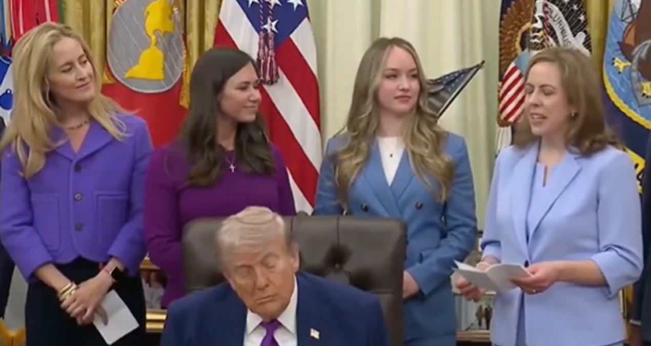 Trump etkinlikte kameralar önünde yine uyukladı