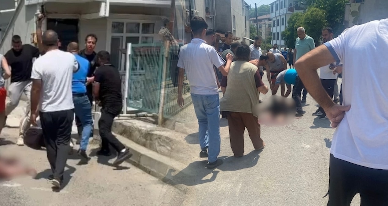 Eşini defalarca bıçaklayıp öldürdü; linçten polis kurtardı