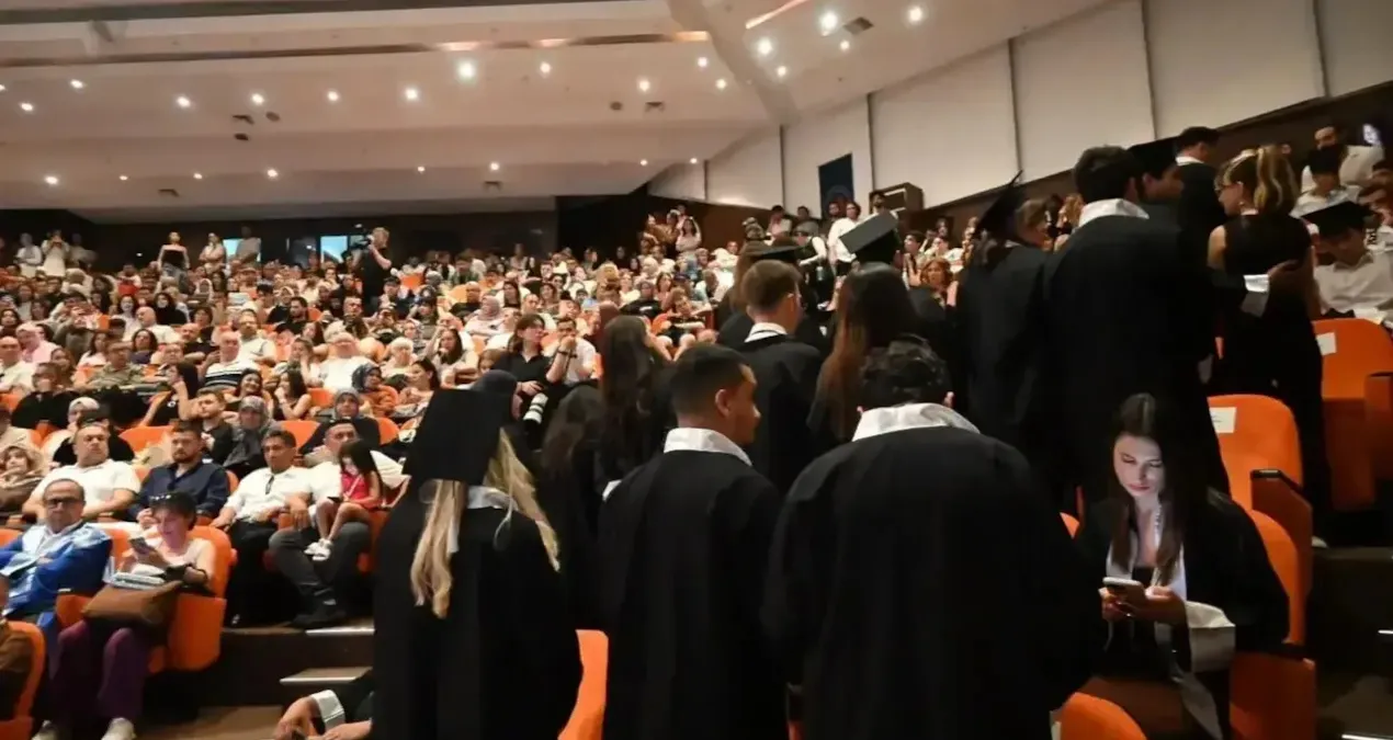 Üniversitede ‘tören’ krizi: Öğrenciler rektör yardımcısı ve dekana sırtını döndü