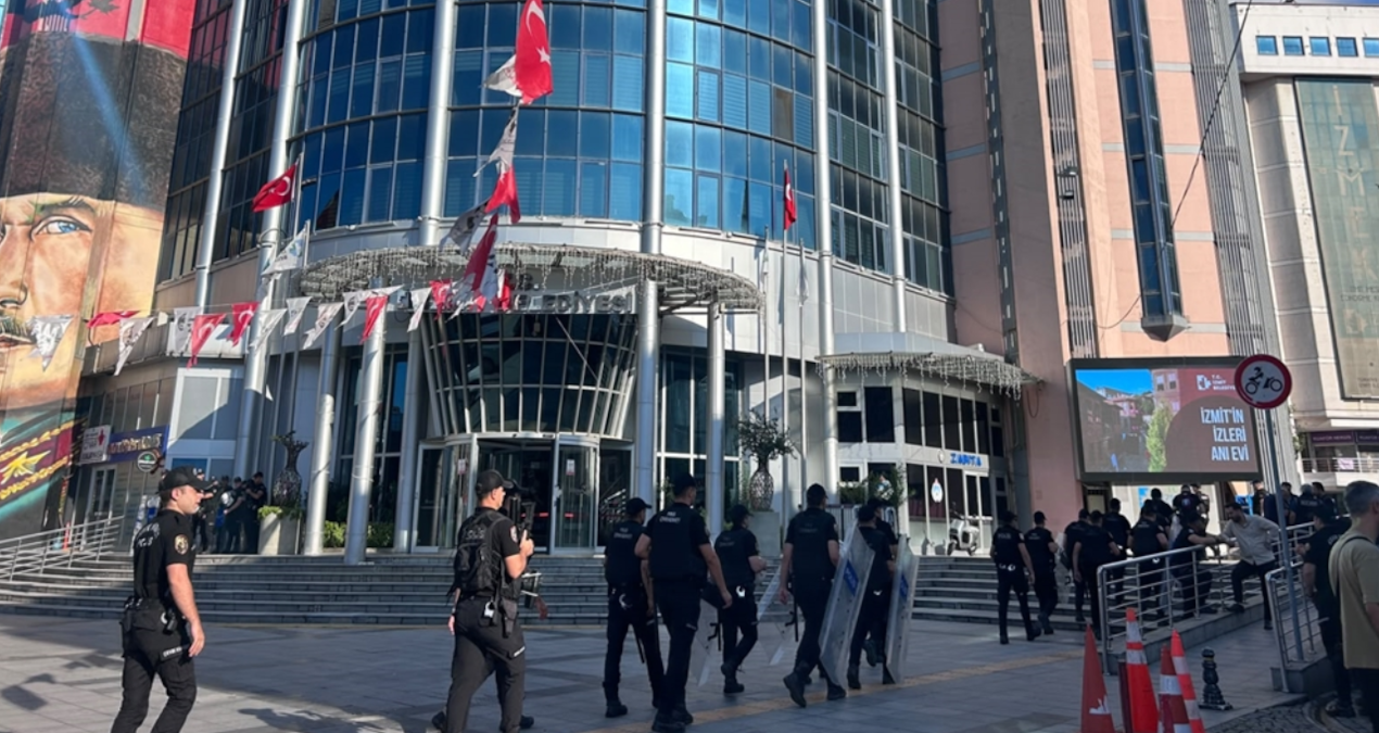 İzmit Belediyesi’ndeki polis araması sona erdi: “Belediye yine seçilmiş iradeye teslim edilecek”