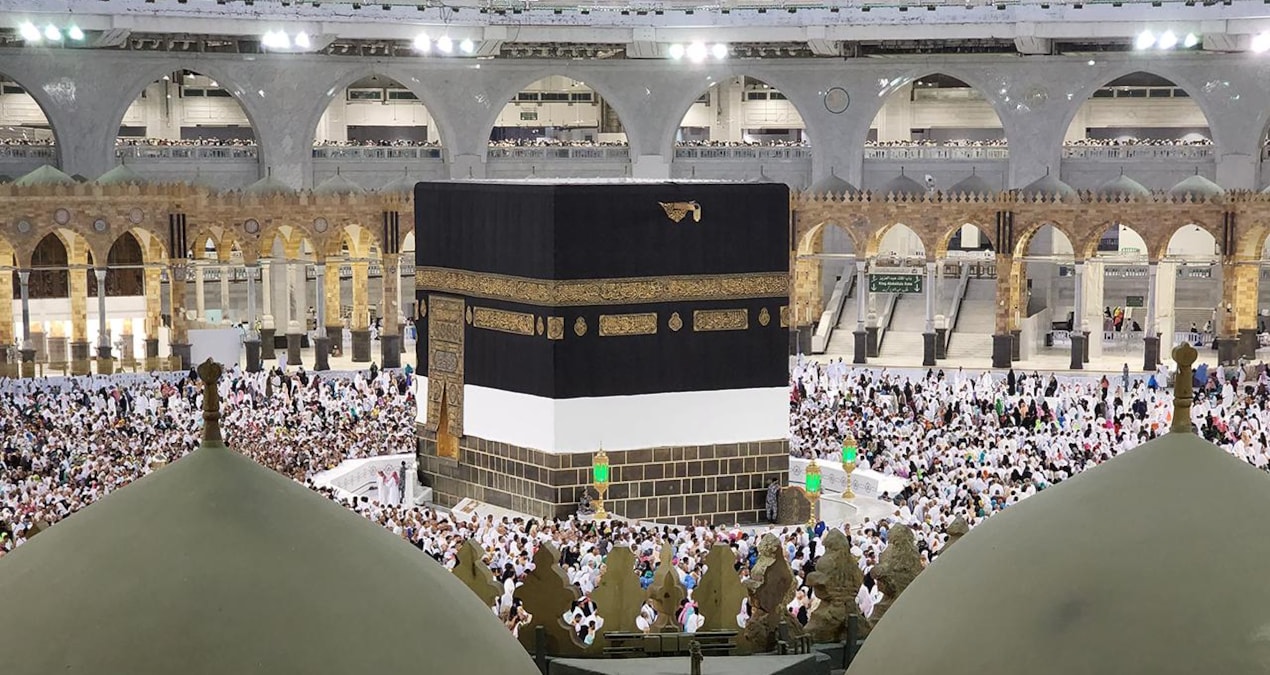 Kabe’de hacılar Diyanet’e paralar