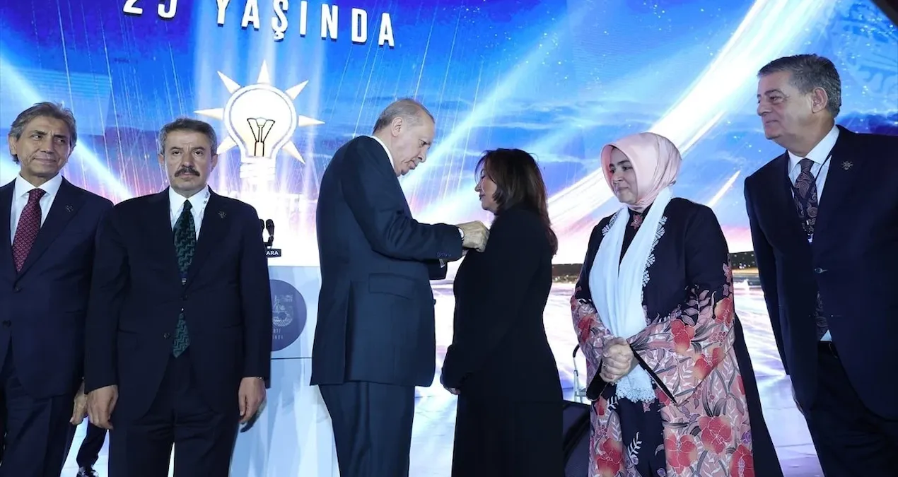 AKP’de bir ilk! Rozetini Erdoğan taktı, tarihe geçti